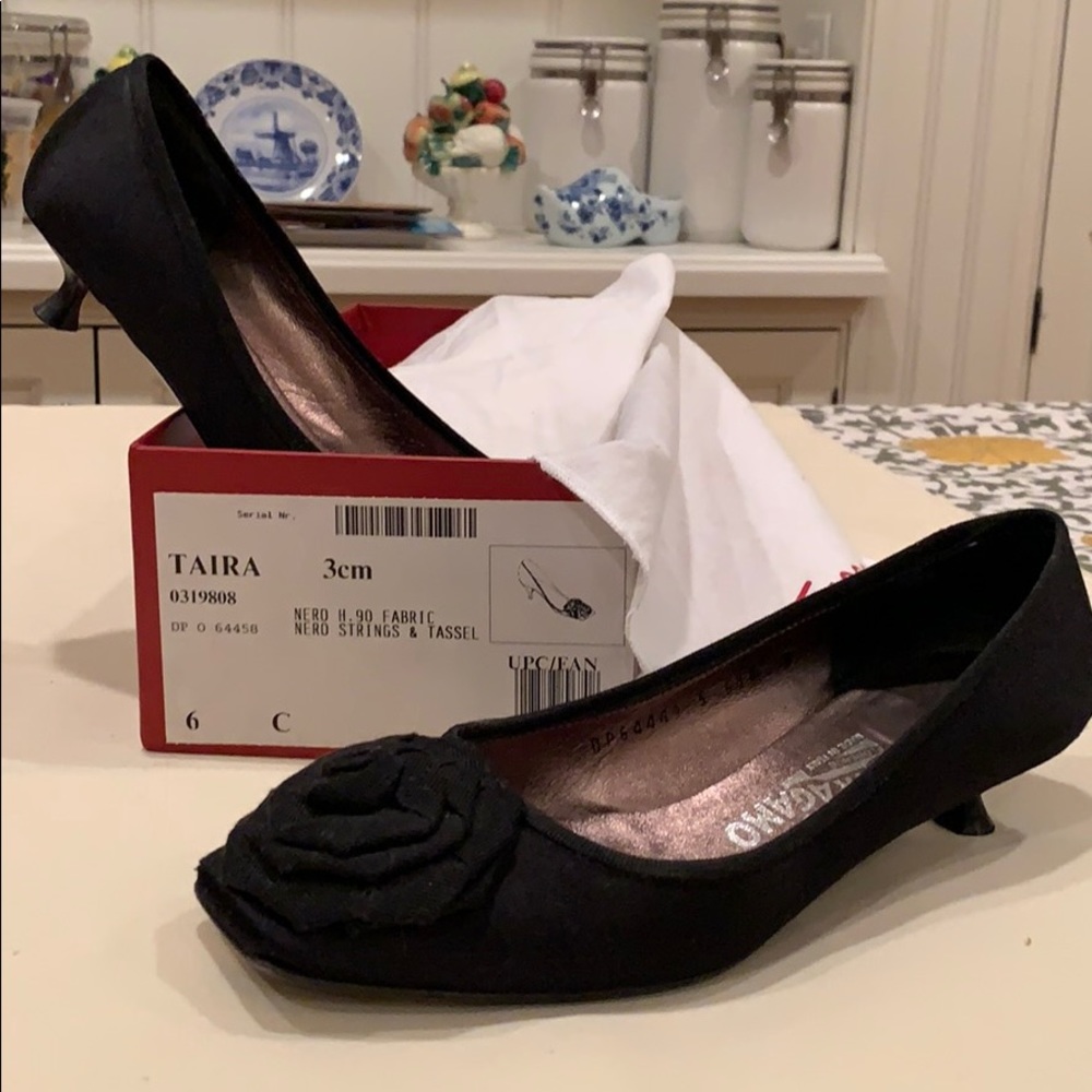 Blk silk Ferragamo kitten heel pumps; size 6C